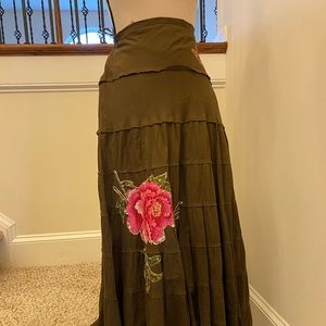 Brown maxi skirt with beautiful flower 🌺